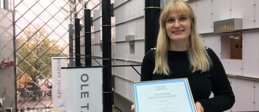 Leena Tähti pitelemässä IBM:n tunnustusta Elinarin tekoälyratkaisusta